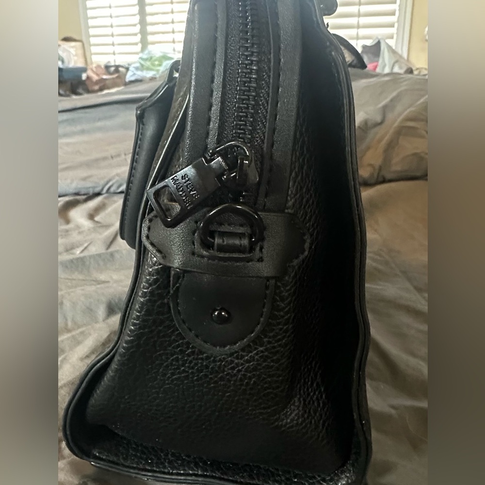 Like New Steve Madden Black Pebbled Bag w/Belt, Scarf, Gold Chain, Blk Hardware - Picture 7 of 9